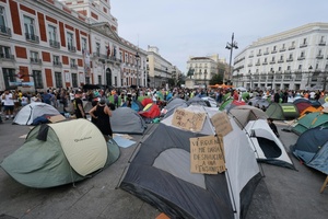 Regisseur Almodóvar besucht Madrider Protestcamp gegen Wohnungsnot