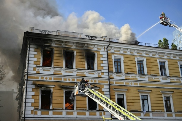 Bild vergr&ouml;&szlig;ern: Mindestens eine Tote bei russischem Angriff auf Akademie der Wissenschaften in Kiew