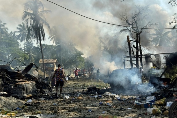 Bild vergr&ouml;&szlig;ern: Dutzende Tote bei Angriff der myanmarischen Armee auf Markt im Bundesstaat Rakhine