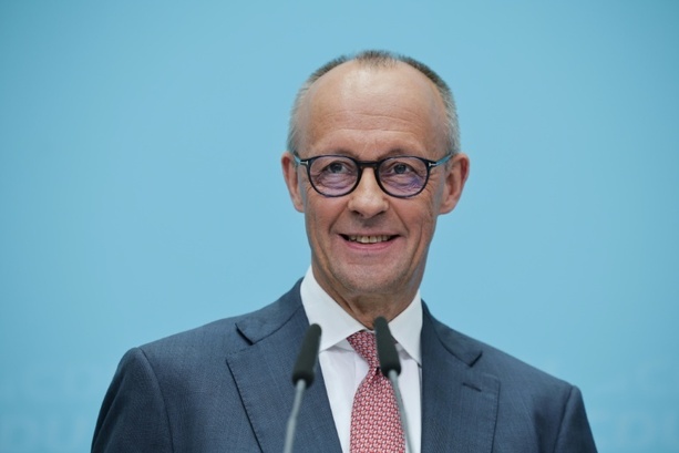 Bild vergr&ouml;&szlig;ern: Bundeskanzler Merz empfängt Kasachstans Präsidenten Tokajew