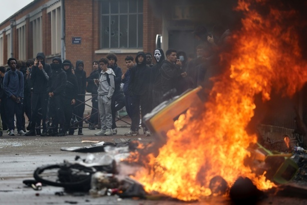 Bild vergr&ouml;&szlig;ern: Proteste gegen Sparpläne und Missstände an Schulen erschüttern Frankreich