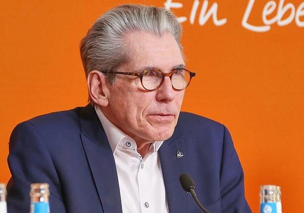 Bild vergr&ouml;&szlig;ern: DAK-Chef fürchtet Belastung Kinderloser durch Pflegereform