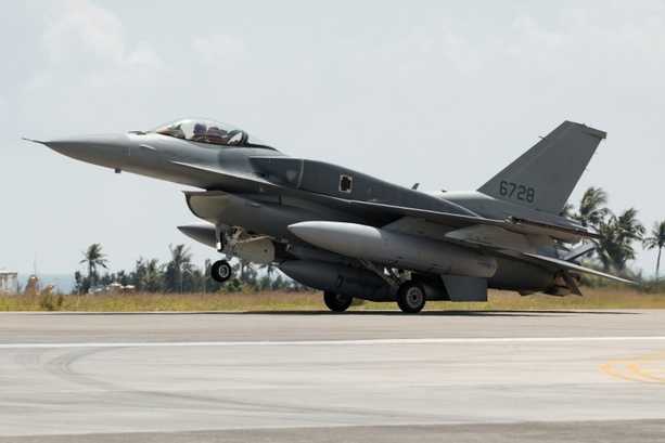 Bild vergr&ouml;&szlig;ern: Taiwan erhält erste F-16V-Kampfjets aus den USA