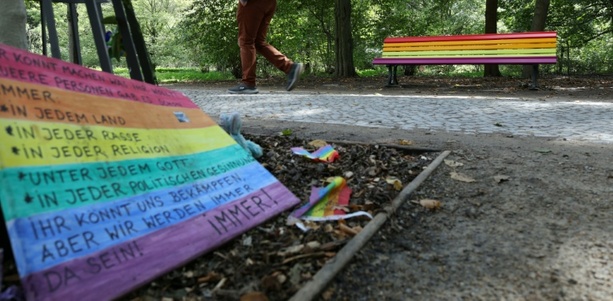 Bild vergr&ouml;&szlig;ern: Gedenkort nach CSD-Anschlag: Regenbogenbank in Berliner Tiergarten beschmiert