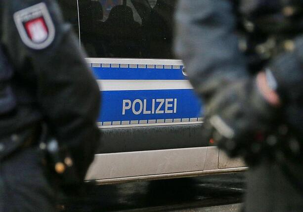 Bild vergr&ouml;&szlig;ern: Gewalt bei Demo vor zentraler Einheitsfeier in Bremen