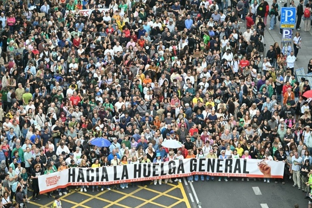 Bild vergr&ouml;&szlig;ern: Nach Scheitern von Wohnungspaket: Zehntausende protestieren in Spanien