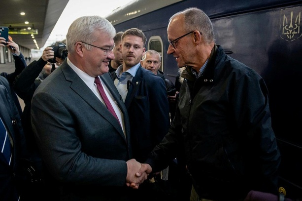 Bild vergr&ouml;&szlig;ern: Kanzler zu Besuch in Kiew: Unterstützung für die Ukraine trotz Drohungen aus Moskau