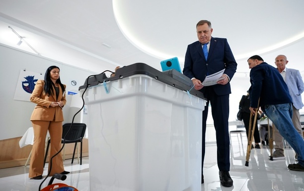 Bild vergr&ouml;&szlig;ern: Bosnisch-serbischer Hardliner Dodik erklärt sich zum Wahlsieger und dankt Trump und Putin