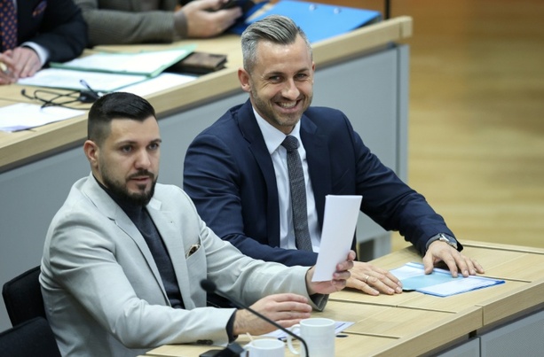 Bild vergr&ouml;&szlig;ern: Sachsen-Anhalt: Neuer Landtag wählt in erster Sitzung Präsidenten