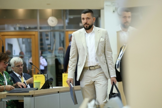 Bild vergr&ouml;&szlig;ern: Abgeordneter Rausch in Sachsen-Anhalt bundesweit erster AfD-Landtagspräsident