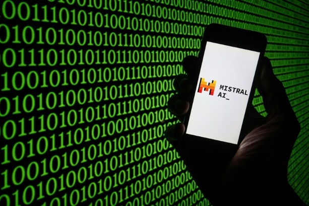 Bild vergr&ouml;&szlig;ern: Souveräne KI: Französisches Unternehmen Mistral stellt neues Modell vor