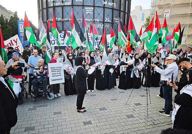 Bild vergr&ouml;&szlig;ern: Palästinenser demonstrieren am Jahrestag des Hamas-Anschlags