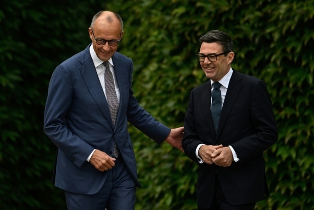 Bild vergr&ouml;&szlig;ern: Merz empfängt britischen Premier Burnham zu Antrittsbesuch in Berlin