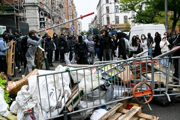 Bild vergr&ouml;&szlig;ern: Zusammenstöße zwischen Jugendlichen und Polizei am Rande einer Demo in Brüssel