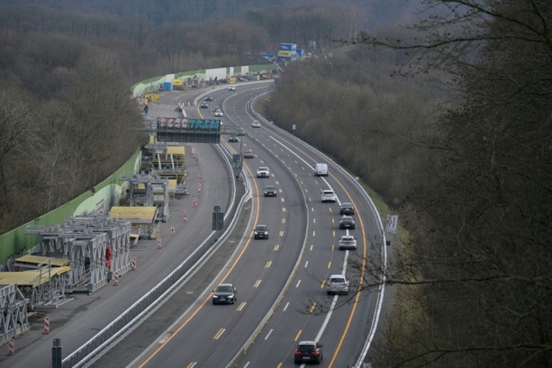 Bild vergr&ouml;&szlig;ern: Gericht: AfD-Fahnenschwenken auf Brücke über Autobahn zu Recht verboten