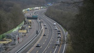 Gericht: AfD-Fahnenschwenken auf Brücke über Autobahn zu Recht verboten