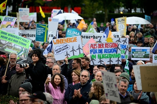 Bild vergr&ouml;&szlig;ern: Tausende demonstrieren in Berlin gegen Energiepolitik der Bundesregierung