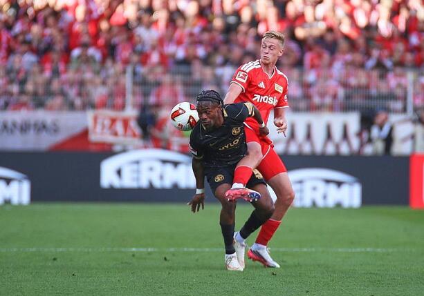 Bild vergr&ouml;&szlig;ern: 1. Bundesliga: Union feiert ersten Sieg - FCA und Bayern mit Remis