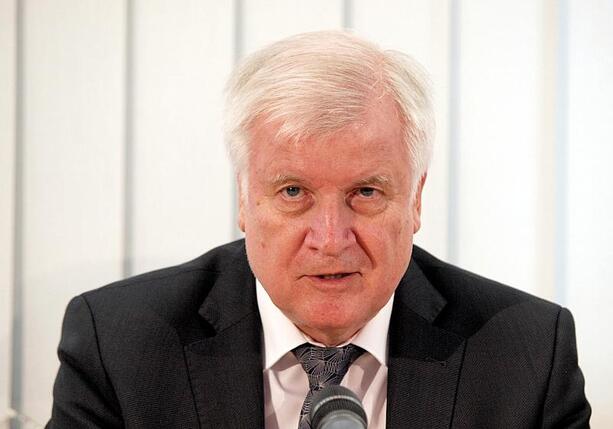 Bild vergr&ouml;&szlig;ern: Seehofer kritisiert Merz und spricht von Glaubwürdigkeitsverlust