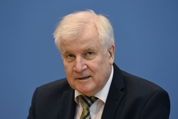 Bild vergr&ouml;&szlig;ern: Ex-CSU-Chef Seehofer kritisiert Merz: Massiver Glaubwürdigkeitsverlust