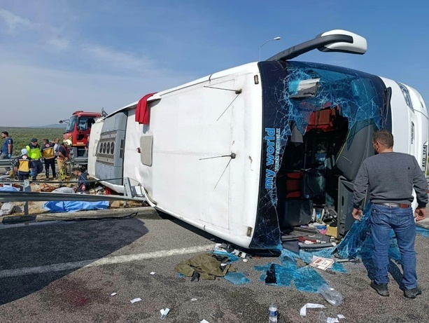 Bild vergr&ouml;&szlig;ern: Mindestens elf Tote bei Busunglück in der Türkei