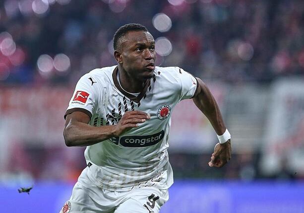 Bild vergr&ouml;&szlig;ern: 2. Bundesliga: St. Pauli gewinnt gegen Karlsruhe