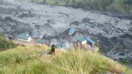 Fünf Vermisste nach Sturzflut in Nepal - Wassermassen reißen dutzende Häuser mit