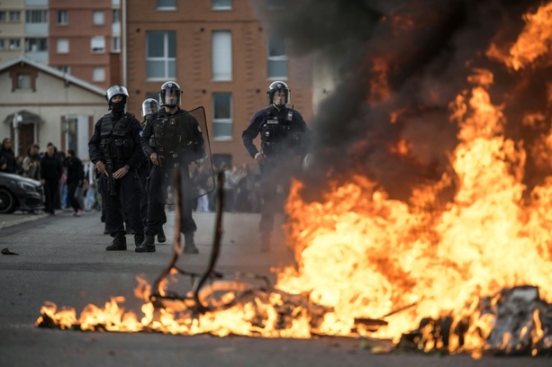 Bild vergr&ouml;&szlig;ern: Schülerproteste in Frankreich: Acht Schulmitarbeiter verletzt