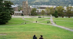 Cornell setzt Feiern von Studentenverbindungen nach Vergewaltigungsvorwurf aus