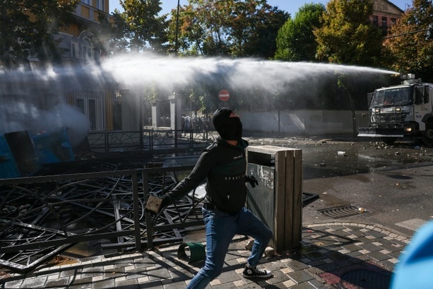 Bild vergr&ouml;&szlig;ern: Gewaltsame Proteste in Albanien: Bildungsministerium in Brand gesteckt