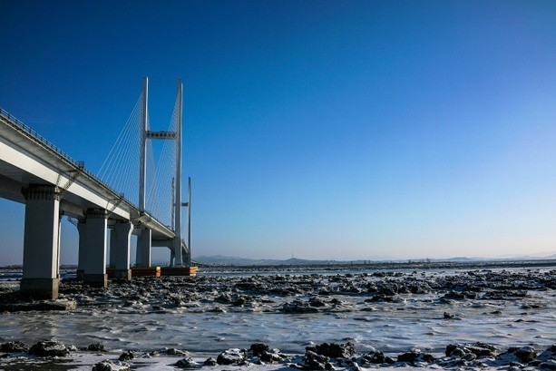 Bild vergr&ouml;&szlig;ern: Neue vierspurige Straßenbrücke zwischen China und Nordkorea eröffnet