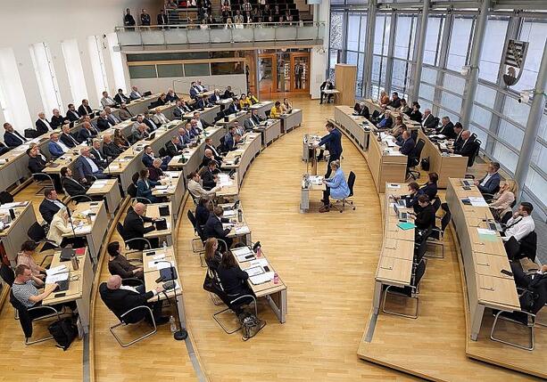 Bild vergr&ouml;&szlig;ern: Mützenich kritisiert AfD-BSW-Antrag zu Russland-Sanktionen