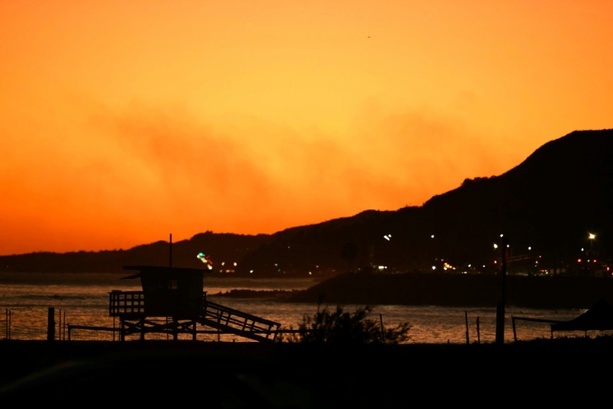 Bild vergr&ouml;&szlig;ern: Waldbrand nahe Los Angeles: Anwohner in Malibu zu Evakuierung aufgerufen