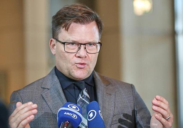 Bild vergr&ouml;&szlig;ern: Verbrenner-Aus-Aus: Schneider fordert CO2-Ausgleich