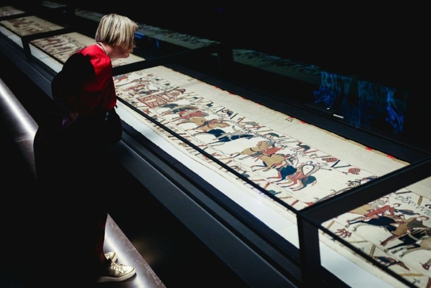 Bild vergr&ouml;&szlig;ern: Frankreich: Teppich von Bayeux wird künftig geneigt ausgestellt