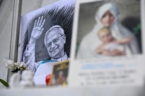 Bild vergr&ouml;&szlig;ern: Papst Leo XIV. nach Lungenkrebs-OP in den Vatikan zurückgekehrt