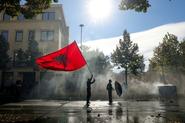 Bild vergr&ouml;&szlig;ern: Fünfter Tag in Folge: Erneut Gewalt bei Demos gegen die Regierung in Albanien
