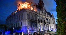 Ausschreitungen in Frankreich: Rathaus von Limoges in Flammen