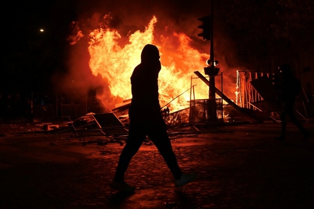 Bild vergr&ouml;&szlig;ern: 1200 Festnahmen bei Ausschreitungen in Frankreich - 150 Polizisten verletzt