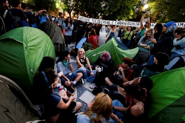 Bild vergr&ouml;&szlig;ern: Wohnungsnot in Portugal: Protestcamp in Lissabon errichtet