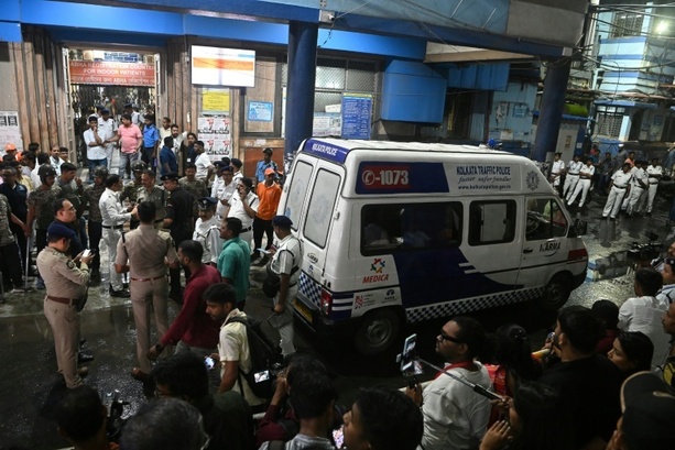 Bild vergr&ouml;&szlig;ern: Massenpanik und Unfall bei Hindu-Festen in Indien: Dutzende Menschen getötet