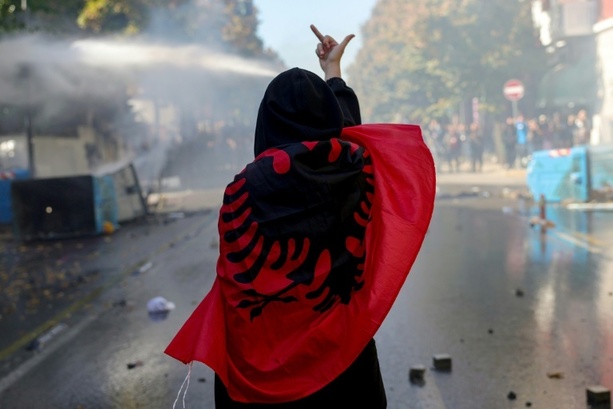 Bild vergr&ouml;&szlig;ern: Hunderte Menschen demonstrieren erneut gegen Regierung in Albanien