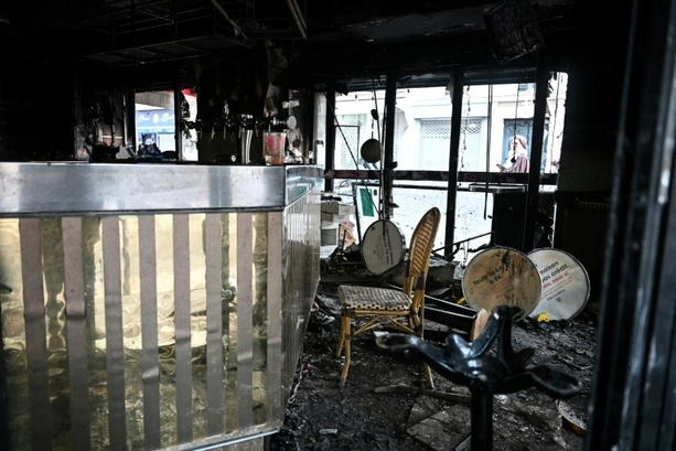 Bild vergr&ouml;&szlig;ern: Neue Ausschreitungen in Paris - Spezialeinheit der Polizei im Einsatz