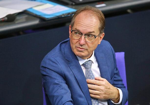 Bild vergr&ouml;&szlig;ern: Dobrindt warnt vor Allianz aus Linksextremisten und Migranten