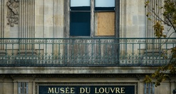 Ein Jahr nach Juwelendiebstahl im Pariser Louvre Beute weiter unauffindbar