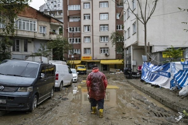 Bild vergr&ouml;&szlig;ern: Zahl der Todesopfer nach Sturzfluten in Istanbul auf acht gestiegen