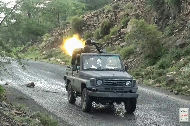 Bild vergr&ouml;&szlig;ern: Mindestens 50 Tote bei Huthi-Raketenangriff auf Armeestützpunkt im Jemen