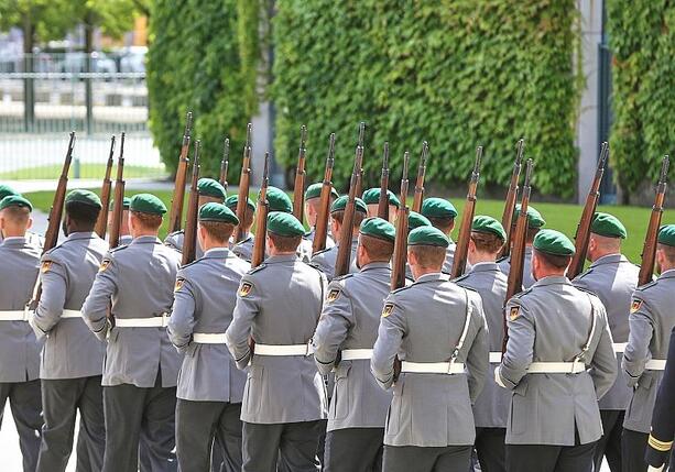 Bild vergr&ouml;&szlig;ern: Frei und Miersch bekräftigen Unterstützung für Soldaten in Litauen