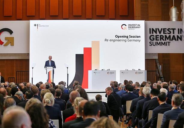 Bild vergr&ouml;&szlig;ern: Merz verspricht Investoren bestmögliche Rahmenbedingungen