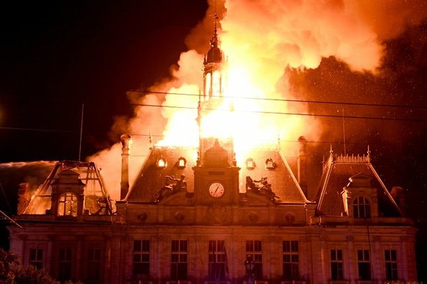 Bild vergr&ouml;&szlig;ern: Rathausbrand in Limoges bei Unruhen: Linksradikaler festgenommen